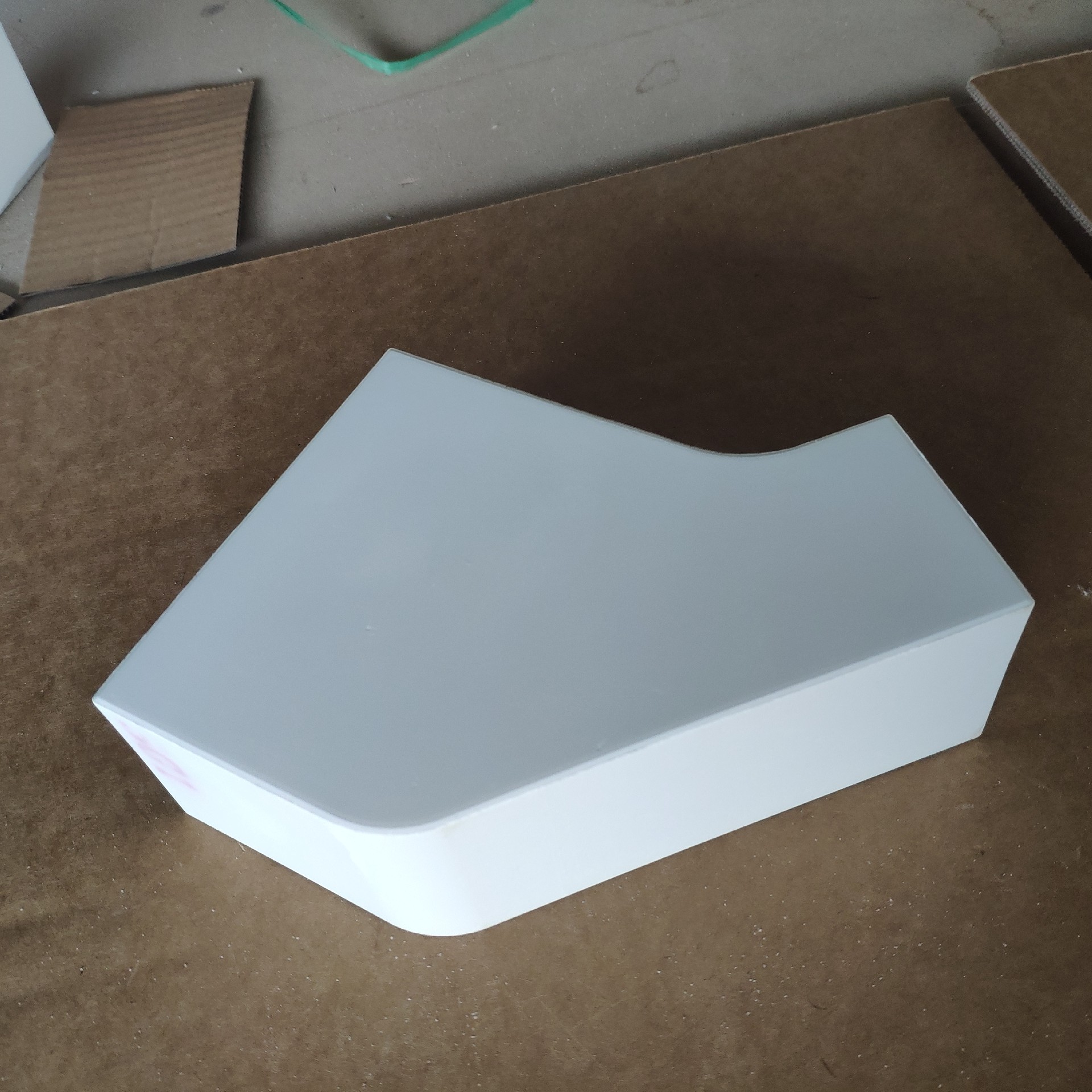 氧化鋁耐磨襯板可根據客戶圖紙加工生產異形件